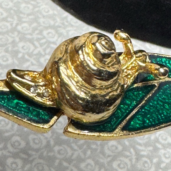 Brooch Leaf with snail gold tone and green 3” vintage - Picture 4 of 7